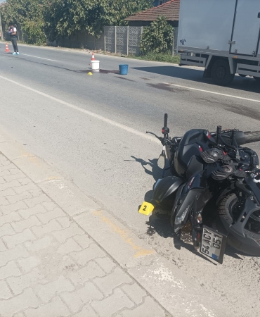 20 YAŞINDAKİ MOTOSİKLETLİ GENÇ KIZIN FECİ ÖLÜMÜ KAMYONETE ÇARPARAK YOLA SAVRULDU, KARŞI YÖNDEN GELEN OTOMOBİLİN ALTINDA KALDI