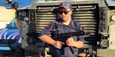 ALMANYA'DA YAŞAYAN ÖZEL GEREKSİNİMLİ GENÇ HAYALİNİ KURDUĞU ASKERLİK GÖREVİNİ MEMLEKETİNDE YERİNE GETİRDİ YILLARDIR TELEVİZYONDA İZLEYEREK HAYAL ETTİĞİ ASKERLİĞİ YAPTI, MUTLULUĞU GÖZLERİNDEN OKUNDU