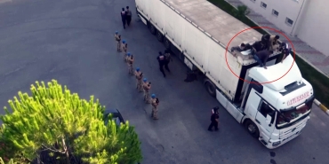 VAN'DAN YOLA ÇIKAN GÖÇMEN KAÇAĞI DOLU TIR SAKARYA'DA YAKALANDI YAKALANAN GÖÇMEN KAÇAKÇILARINI TIRDAN BAKIN NASIL ÇIKARDILAR 14 DÜZENSİZ GÖÇMEN, 3 ORGANİZATÖR YAKALANDI: 2 ŞAHIS TUTUKLANDI