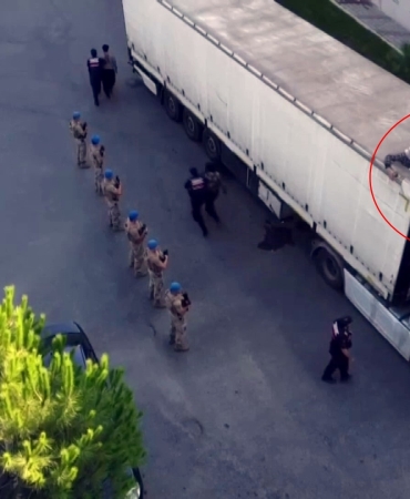 VAN'DAN YOLA ÇIKAN GÖÇMEN KAÇAĞI DOLU TIR SAKARYA'DA YAKALANDI YAKALANAN GÖÇMEN KAÇAKÇILARINI TIRDAN BAKIN NASIL ÇIKARDILAR 14 DÜZENSİZ GÖÇMEN, 3 ORGANİZATÖR YAKALANDI: 2 ŞAHIS TUTUKLANDI