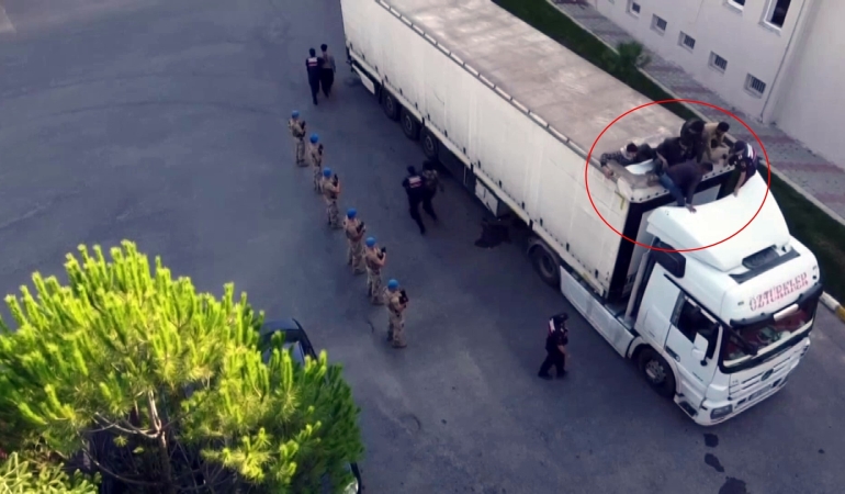 Van’dan yola çıkan göçmen kaçağı dolu tır Sakarya’da yakalandı