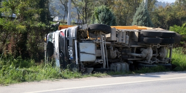 SAKARYA'DA TOPRAK YÜKLÜ KAMYON YOL KENARINA DEVRİLDİ: 1 YARALI
