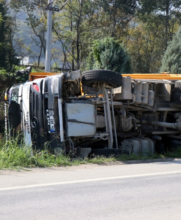 SAKARYA'DA TOPRAK YÜKLÜ KAMYON YOL KENARINA DEVRİLDİ: 1 YARALI