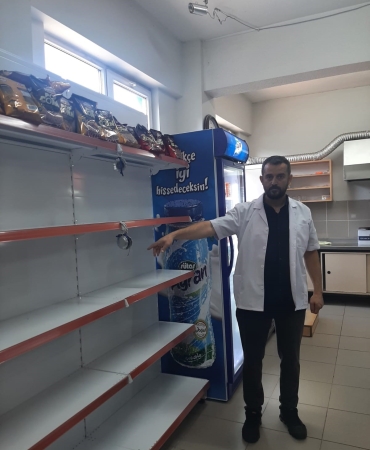 MOBBİNG UYGULANDIĞINI İDDİA EDEN KANTİNCİDEN SIRA DIŞI TEPKİ OKULDAKİ KANTİNİN RAFLARINA TAMAMEN BOŞALTTI