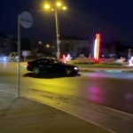 ŞEHRİN GÖBEĞİNDE ATTIĞI DRİFT PAHALIYA PATLADI SÜRÜCÜ BELGESİNE 60 GÜN SÜREYLE EL KONULDU, 32 BİN 233 TL CEZA UYGULANDI