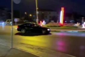 ŞEHRİN GÖBEĞİNDE ATTIĞI DRİFT PAHALIYA PATLADI SÜRÜCÜ BELGESİNE 60 GÜN SÜREYLE EL KONULDU, 32 BİN 233 TL CEZA UYGULANDI