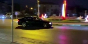 ŞEHRİN GÖBEĞİNDE ATTIĞI DRİFT PAHALIYA PATLADI SÜRÜCÜ BELGESİNE 60 GÜN SÜREYLE EL KONULDU, 32 BİN 233 TL CEZA UYGULANDI