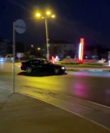 ŞEHRİN GÖBEĞİNDE ATTIĞI DRİFT PAHALIYA PATLADI SÜRÜCÜ BELGESİNE 60 GÜN SÜREYLE EL KONULDU, 32 BİN 233 TL CEZA UYGULANDI