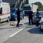 ÖLÜM ONU CENAZE DÖNÜŞÜ YAKALADI: D-650'DE ÜST GEÇİDİ KULLANMAYAN YAŞLI ADAM HAYATINI KAYBETTİ OTOMOBİL ANİDEN FREN YAPINCA ÜÇ ARACIN KARIŞTIĞI ZİNCİRLEME KAZADA 3 KİŞİ DE YARALANDI