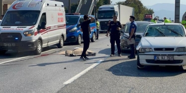 ÖLÜM ONU CENAZE DÖNÜŞÜ YAKALADI: D-650'DE ÜST GEÇİDİ KULLANMAYAN YAŞLI ADAM HAYATINI KAYBETTİ OTOMOBİL ANİDEN FREN YAPINCA ÜÇ ARACIN KARIŞTIĞI ZİNCİRLEME KAZADA 3 KİŞİ DE YARALANDI