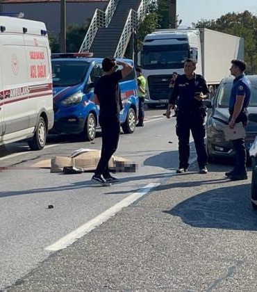 ÖLÜM ONU CENAZE DÖNÜŞÜ YAKALADI: D-650'DE ÜST GEÇİDİ KULLANMAYAN YAŞLI ADAM HAYATINI KAYBETTİ OTOMOBİL ANİDEN FREN YAPINCA ÜÇ ARACIN KARIŞTIĞI ZİNCİRLEME KAZADA 3 KİŞİ DE YARALANDI