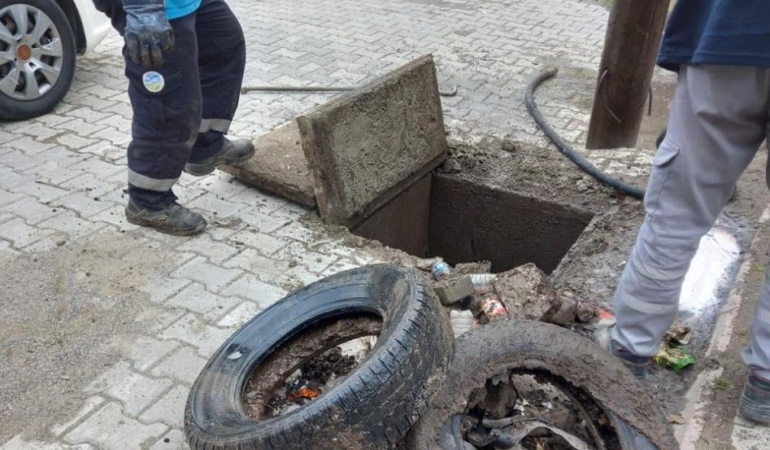 Alt yapı hatlarında temizlik: Kanalizasyon ve yağmursuyu hatlarında araç lastiği, beton parçaları çıktı