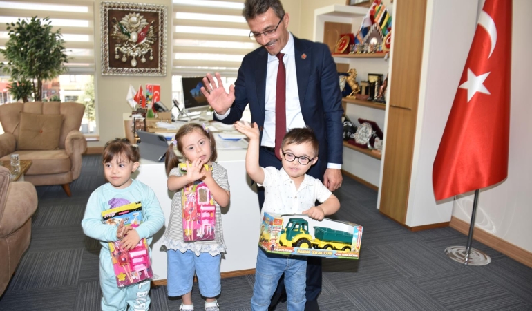 BAŞKAN ŞENOL DİNÇ ÖZEL MİSAFİRLERİNİ AĞIRLADI