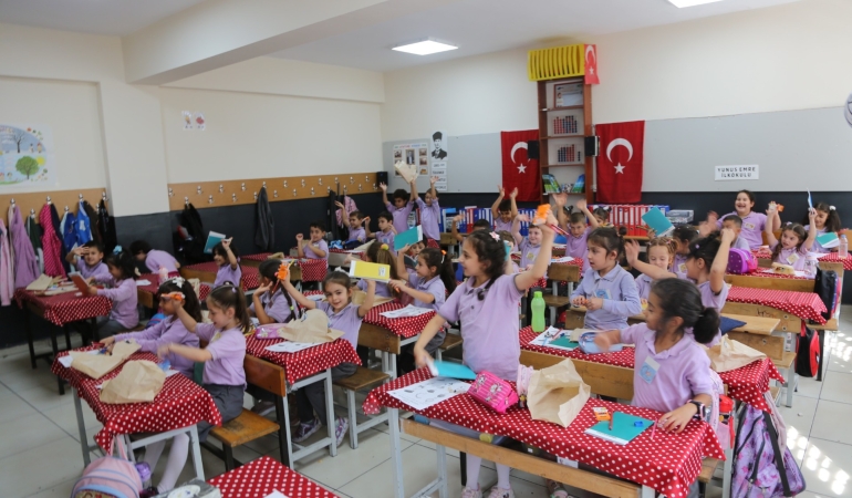 Serdivan’da öğrencilere  kırtasiye seti hediye edildi