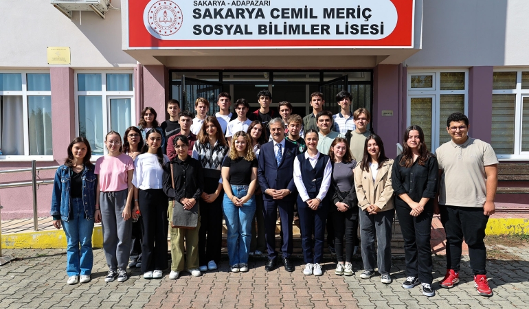 Başkan Alemdar gençler için 3 farklı çalışmayı anlattı ve öğrencilere çağrı yaptı: “Kendi hikâyenizi, kendiniz yazın”