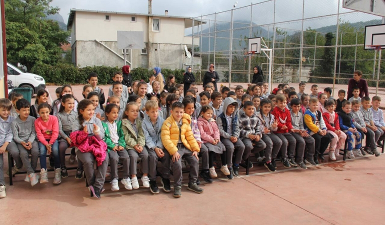 Büyükşehir şehrin her köşesinde çocuklara ‘Bir Hikâye Bin Neşe’ götürüyor