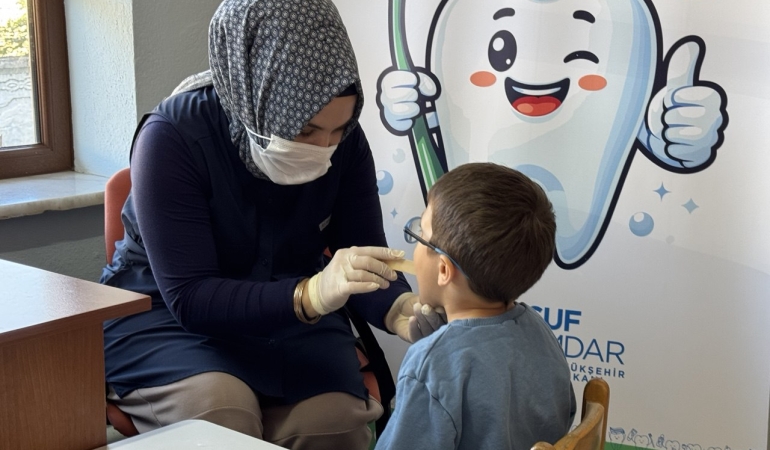 Büyükşehir’in uzman ekibinden Taraklı’da anaokulu öğrencilerine diş taraması
