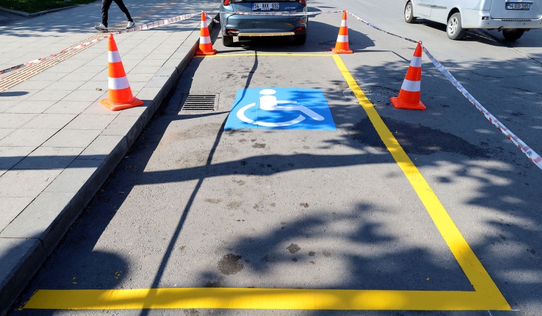 Sakarya’da engelsiz yüreklerin hayatını kolaylaştıracak 17 yeni park yeri