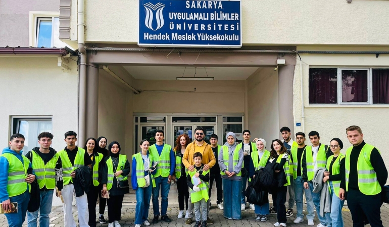 Hendek Meydanı’nda kitap okuma etkinliği