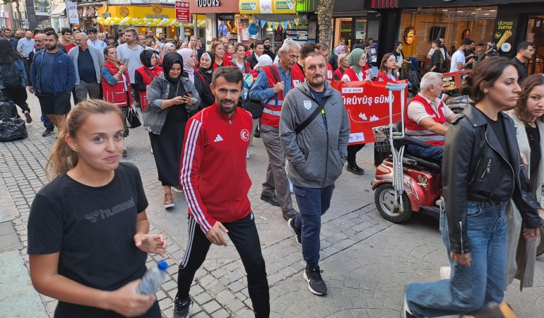 Sakarya’da Amatör Spor Haftası Yürüyüşüne Kızılay’da katıldı.