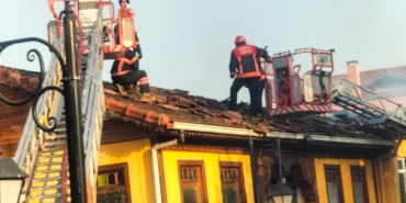 GEYVE'DE EVDE ÇIKAN YANGINI YAKININDAKİ 2 EVE SIÇRADI: MAHSUR KALAN 2 ÇOCUĞU İTFAİYE KURTARDI