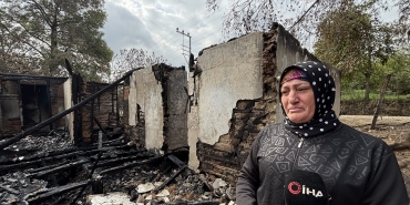 BU OLAY TÜRKİYE'Yİ AĞLATACAK: OĞLUNUN HATIRALARIYLA YAŞADIĞI EVİ GÖZLERİNİN ÖNÜNDE KÜL OLDU CİNAYETE KURBAN GİDEN OĞLUNUN HATIRALARIYLA BİRLİKTE YANAN EVİNİ GÖZ YAŞLARIYLA ANLATTI EVİ YANAN ACILI ANNE: "OĞLUMUN EŞYALARINI, KIYAFETLERİNİ YANGINDAN BİR GÜN ÖNCE KOKLAYIP AĞLAMIŞTIM" "BABAMDAN SONRA OĞLUMA BAĞLANMIŞTIM OĞLUM DA GİTTİ"