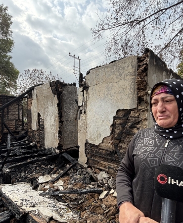 BU OLAY TÜRKİYE'Yİ AĞLATACAK: OĞLUNUN HATIRALARIYLA YAŞADIĞI EVİ GÖZLERİNİN ÖNÜNDE KÜL OLDU CİNAYETE KURBAN GİDEN OĞLUNUN HATIRALARIYLA BİRLİKTE YANAN EVİNİ GÖZ YAŞLARIYLA ANLATTI EVİ YANAN ACILI ANNE: "OĞLUMUN EŞYALARINI, KIYAFETLERİNİ YANGINDAN BİR GÜN ÖNCE KOKLAYIP AĞLAMIŞTIM" "BABAMDAN SONRA OĞLUMA BAĞLANMIŞTIM OĞLUM DA GİTTİ"