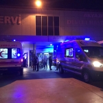 ŞÜPHELİNİN YAKINI POLİSE BIÇAKLA SALDIRDI, YARALININ YAKINLARI TEKME VE YUMRUK ATTI: 3 GÖZALTI
