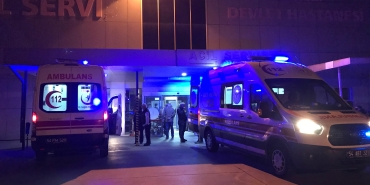 ŞÜPHELİNİN YAKINI POLİSE BIÇAKLA SALDIRDI, YARALININ YAKINLARI TEKME VE YUMRUK ATTI: 3 GÖZALTI