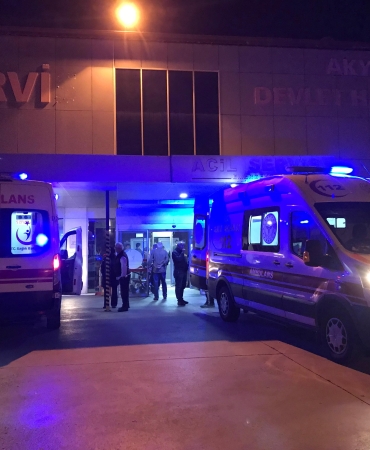 ŞÜPHELİNİN YAKINI POLİSE BIÇAKLA SALDIRDI, YARALININ YAKINLARI TEKME VE YUMRUK ATTI: 3 GÖZALTI