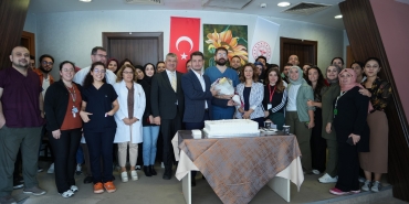 SEAH İNME MERKEZİ MEKANİK TROMBEKTOMİ YÖNTEMİYLE 500'ÜNCÜ HASTASINI TEDAVİ ETTİ 10 YILDA 500 TEDAVİ GERÇEKLEŞTİREN MERKEZ, BU GURURU PASTA KESEREK KUTLADI
