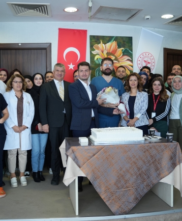 SEAH İNME MERKEZİ MEKANİK TROMBEKTOMİ YÖNTEMİYLE 500'ÜNCÜ HASTASINI TEDAVİ ETTİ 10 YILDA 500 TEDAVİ GERÇEKLEŞTİREN MERKEZ, BU GURURU PASTA KESEREK KUTLADI