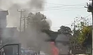 SAKARYA'DA SEYİR HALİNDEKİ OTOMOBİL ALEVLERE TESLİM OLDU