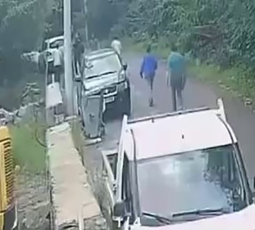 KAVGAYI AYIRMAK İSTERKEN KENDİSİNE SALDIRAN 4 KİŞİYİ YARALAYAN ŞAHIS TUTUKLANDI YAŞANAN ARBEDE SANİYE SANİYE GÜVENLİK KAMERASINA YANSIDI