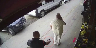 SOKAK ORTASINDA ARKASINDAN SİNSİCE YAKLAŞIP BÖYLE VURDU