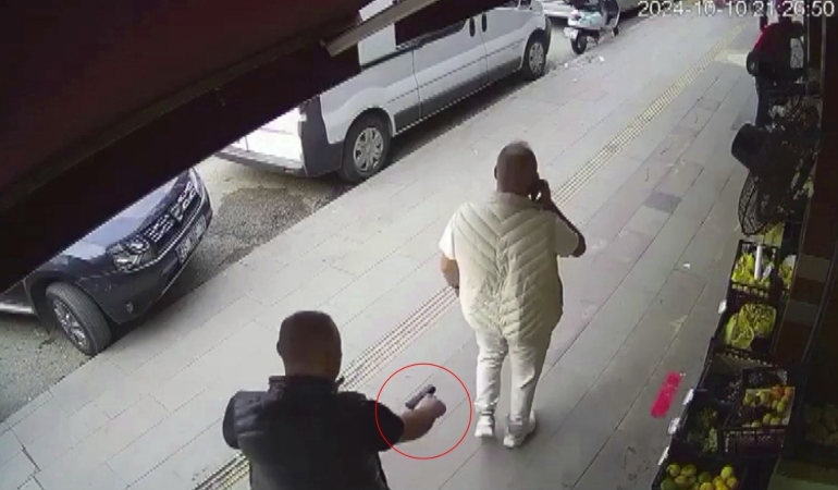 Sokak ortasında arkasından sinsice yaklaşıp böyle vurdu