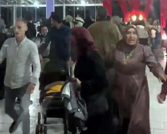 Düğün salonu boks ringine döndü: Davetliler böyle kaçıştı