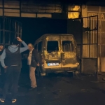 TAMİR İÇİN BIRAKILAN MİNİBÜS, BİR ANDA ALEV ALEV YANARAK DÜKKANA GİRDİ