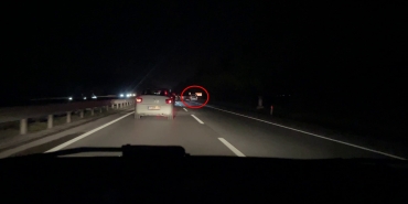 ARAÇLARI SIKIŞTIRDIĞI YETMEDİ EMNİYET ŞERİDİNE GİREREK MAKAS ATTI HEM KENDİ CANINI HEM DİĞER SÜRÜCÜLERİN CANINI BÖYLE HİÇE SAYDI