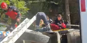 SAKARYA'DA ÇÖP KAMYONU DEVRİLDİ: ARAÇ İÇERİSİNDE SIKIŞAN SÜRÜCÜ YARALANDI