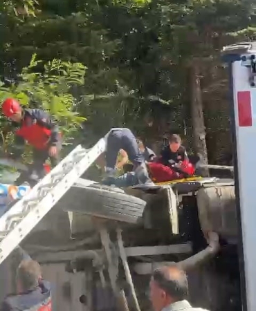 SAKARYA'DA ÇÖP KAMYONU DEVRİLDİ: ARAÇ İÇERİSİNDE SIKIŞAN SÜRÜCÜ YARALANDI