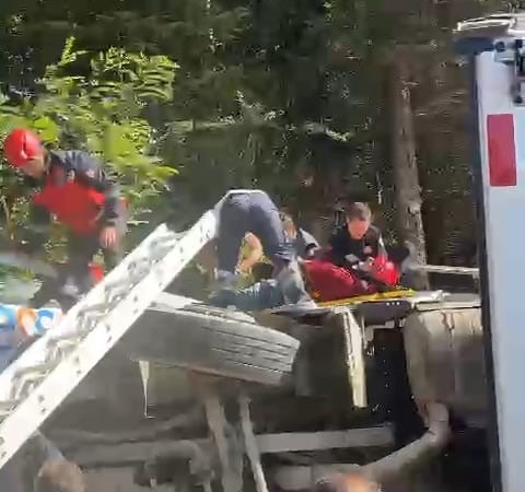 Sakarya’da çöp kamyonu devrildi: Araç içerisinde sıkışan sürücü yaralandı