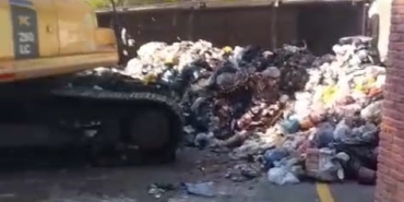 SAKARYA'DA ÇÖP KAMYONU DEVRİLDİ: ARAÇ İÇERİSİNDE SIKIŞAN SÜRÜCÜ YARALANDI