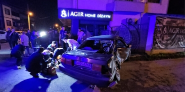 SAKARYA'DA OTOMOBİL, PARK HALİNDEKİ HAFİF TİCARİ ARACA ÇARPTI: 1 ÖLÜ, 1 AĞIR YARALI
