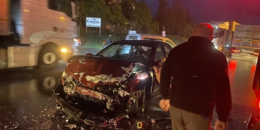 SAKARYA'DA OTOMOBİL İLE SERVİS MİDİBÜSÜ ÇARPIŞTI: 4 YARALI