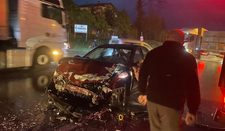 Sakarya’da otomobil ile servis midibüsü çarpıştı: 4 yaralı