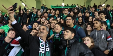 BAŞKAN ALEMDAR, SAKARYASPOR MAÇINI MİNİK TATANGALARLA İZLEDİ