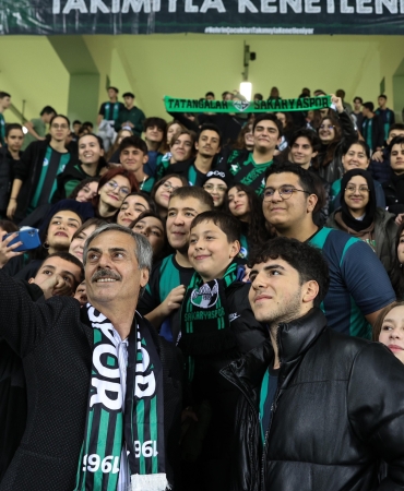 BAŞKAN ALEMDAR, SAKARYASPOR MAÇINI MİNİK TATANGALARLA İZLEDİ