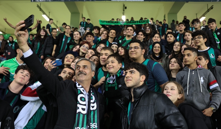 BAŞKAN ALEMDAR, SAKARYASPOR MAÇINI MİNİK TATANGALARLA İZLEDİ