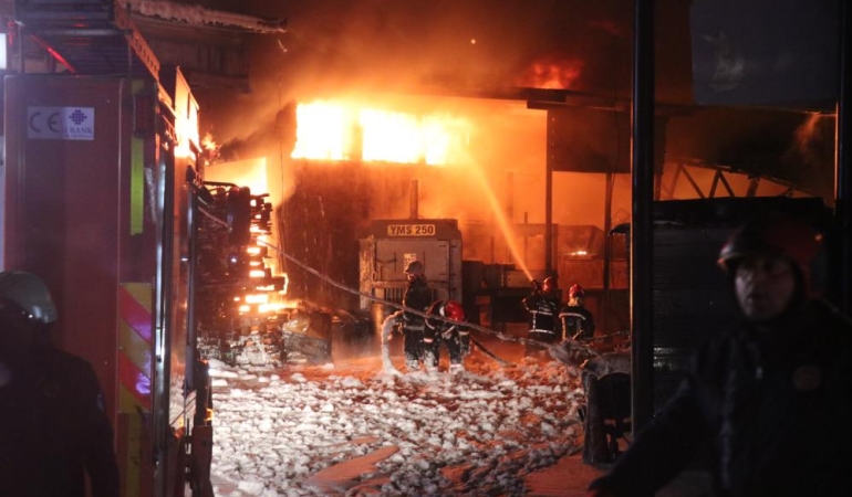 Büyükşehir’den yangın açıklaması  Büyükşehir Belediyesi, D-100 Karayolu üzerinde Serdivan Beşköprü mevkiinde gece yarısı yaşanan kauçuk fabrikası yangınına ilişkin açıklama yayınladı.